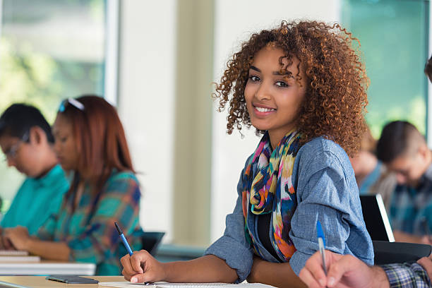 hermosa adolescente afroamericana estudiante universitario femenino en montaje tipo aula - college girl fotografías e imágenes de stock