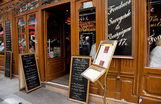 entrée du restaurant à paris, en france - restaurant editorial entrance menu photos et images de collection