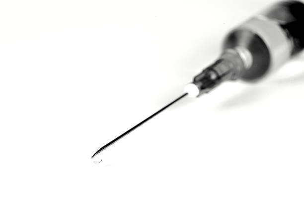 zbliżenie-strzykawki i upuść - syringe injecting surgical needle medical injection zdjęcia i obrazy z banku zdjęć