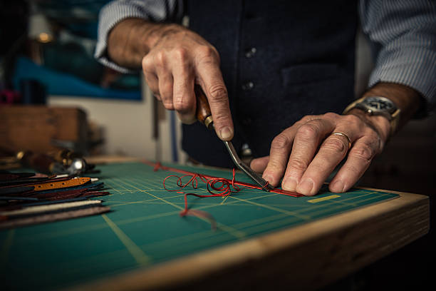 Artigiano al lavoro in pelle - foto stock