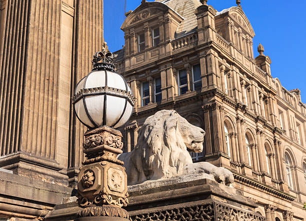 detalhes arquitetônicos em leeds town hall, mostrando os leões - leeds england town hall leeds town hall uk - fotografias e filmes do acervo