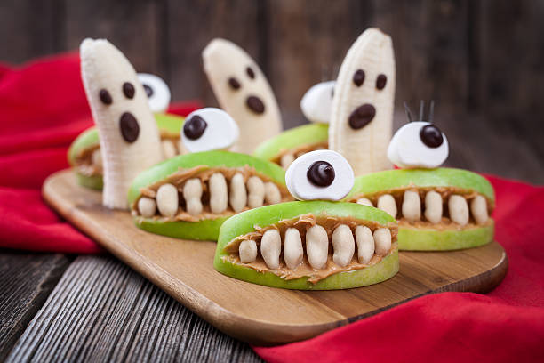 lustige monster scary halloween eadible essen gesunde vegetarische snack-dessert - peanut food snack healthy eating stock-fotos und bilder