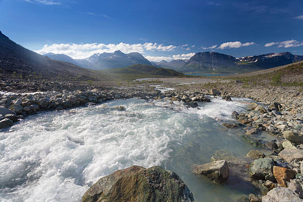 горные реки в полярных норвегии, lyngen альпы - europe sunlight river sun стоковые фото и изображения