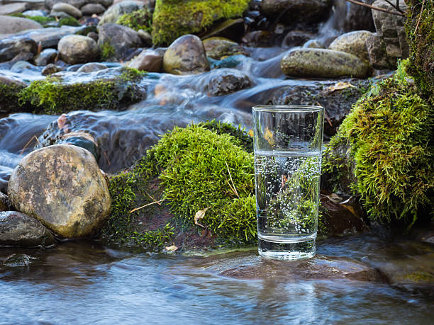 wody mineralnej w szkle - mineral waterfall water flowing zdjęcia i obrazy z banku zdjęć