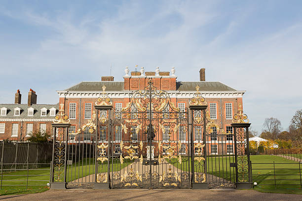 palais de kensington dans hyde park, à londres - kensington gardens photos et images de collection