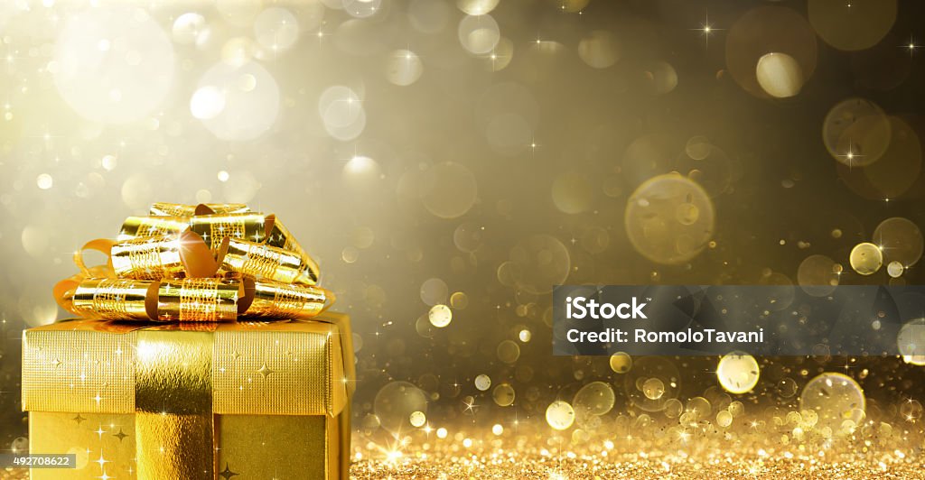 Regalo de navidad con el fondo de oro brillante - Foto de stock de Regalo de navidad libre de derechos