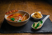 gem%C3%BCse-suppe-serviert-mit-knusprige