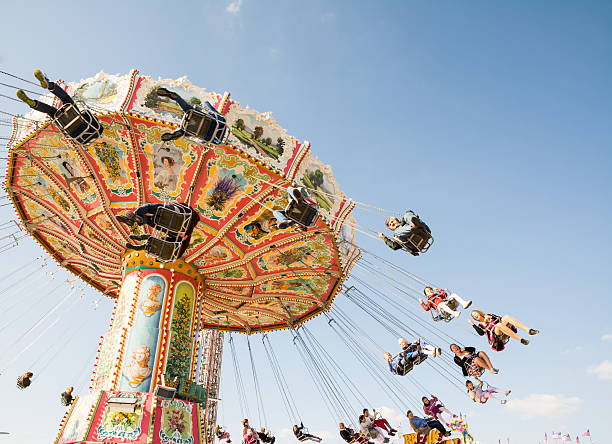 tradicional chairoplane no carnaval em munique - amusement park oktoberfest munich chain swing ride imagens e fotografias de stock