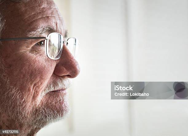 Nahaufnahme Der Ältere Mann Blick Stockfoto und mehr Bilder von Abgeschiedenheit - Abgeschiedenheit, Alt, Alterungsprozess