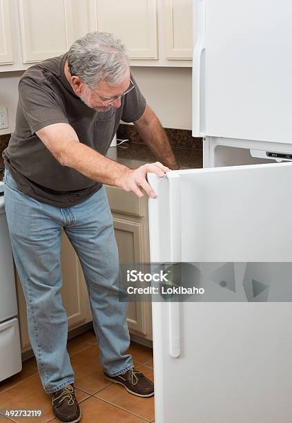 Älterer Mann Schaut In Den Kühlschrank Stockfoto und mehr Bilder von Kühlschrank - Kühlschrank, Männer, Öffnen