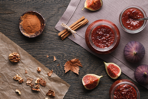 Fig jam with the ingredients: fig pieces, walnuts and cinnamon.
