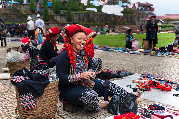 yao donna con il suo tradizionale cappello di sa pa mercato - vietnam vietnamese culture vietnamese ethnicity north vietnam foto e immagini stock