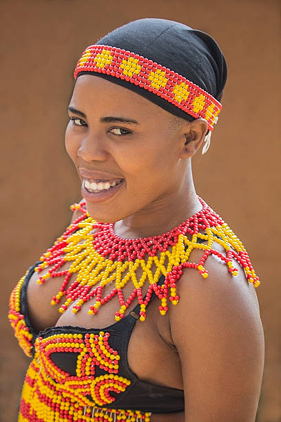 ブラックの美しい若い女性のズールー族の伝統的な手作りビーズの服。 - south africa zulu bead african descent ストックフォトと画像