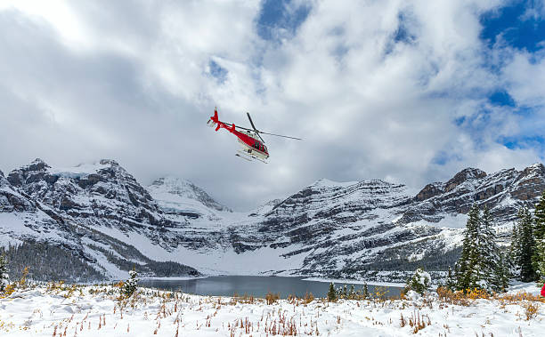 헬리콥터가 assiniboine 산장형 및 magog 레이브 - rescue helicopter mountain snow 뉴스 사진 이미지