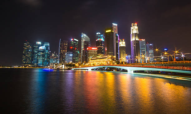 vue sur le centre-ville de singapour dans la nuit - milan italy contemporary architecture shopping photos et images de collection