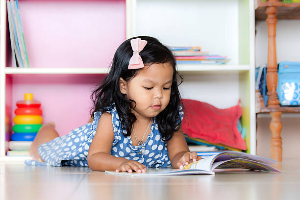 귀여운 소녀만 독서모드 책 - picture book library preschool bookshelf 뉴스 사진 이미지