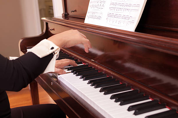 close-up de mulher tocando piano antigo - piano sheet music old fashioned classical style - fotografias e filmes do acervo