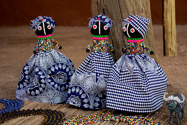 africana tradicional pano bonecos na esfera feitos à mão colorido tecidos roupa. - south africa africa zulu african culture imagens e fotografias de stock