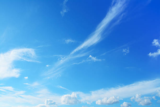 fond blanc nuages et ciel bleu - cumulus cloud condensation sky blue photos et images de collection