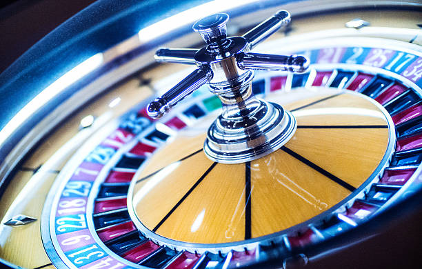 roda de roleta no casino. - gambling roulette casino roulette wheel - fotografias e filmes do acervo