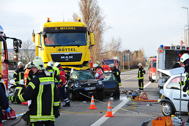 accident de voiture - ambulance healthcare and medicine germany car photos et images de collection