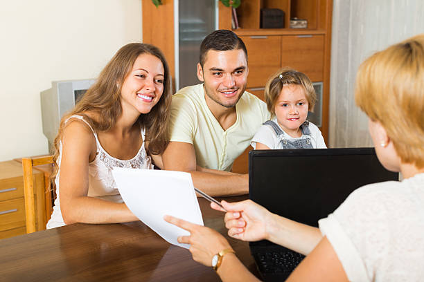 istock Family with insurance agent 492777810