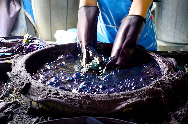 personnes travaillant en batik dye mauhom couleur - teinture photos et images de collection