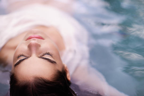 votre corps est un temple, reste pure et propre - floating on water water women wet photos et images de collection