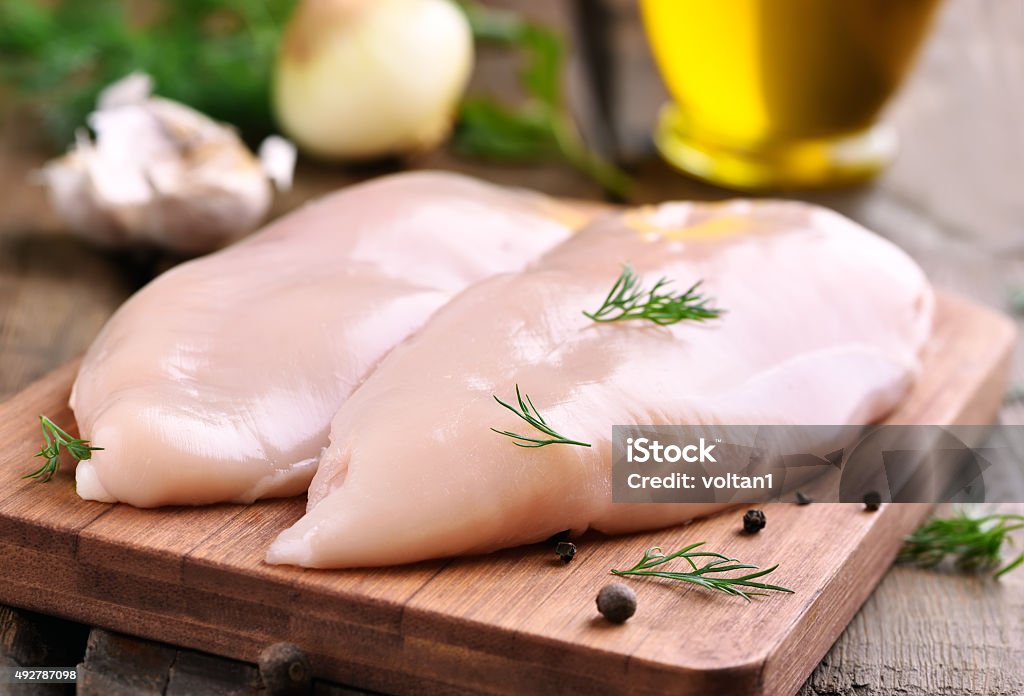 Poitrine de poulet sur Planche à découper - Photo de Poulet - Viande blanche libre de droits