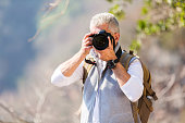 mittleren-alter-mann-mit-kamera-fotografieren.jpg?b=1&s=170x170&k=20&c=6s5Gao-4KlG4qCqh4Il45fLth0Lj7SxLOd9scAGoVfI=