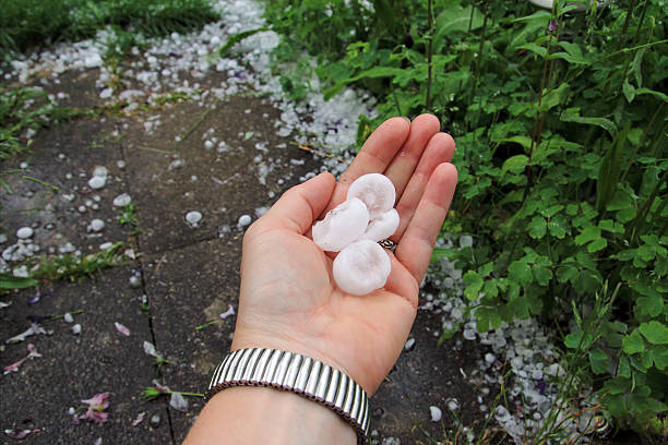 hailstones - moving toward hailing human hand here стоковые фото и изображения