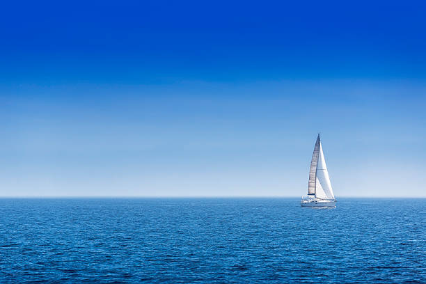 barca a vela yacht con vele bianche - sailboat sailing sports race yacht foto e immagini stock