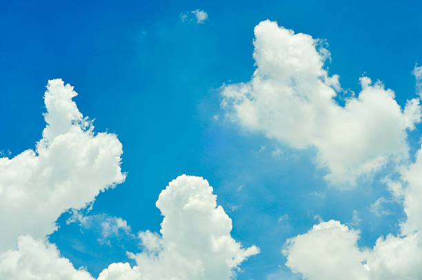 Céu azul com nuvem detalhe - foto de acervo