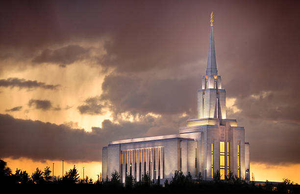 iluminación por la noche - temple mormonism salt lake city temple square fotografías e imágenes de stock