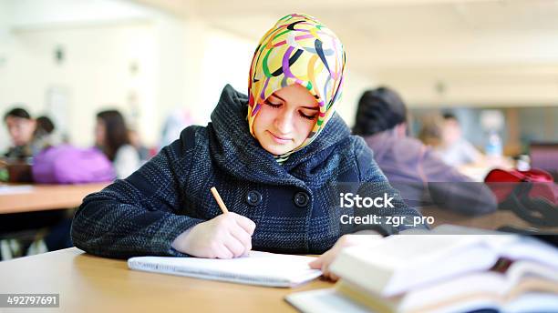 Ragazza Musulmana Studiando In Biblioteca - Fotografie stock e altre immagini di Donne - Donne, Foulard - Copricapo, Biblioteca