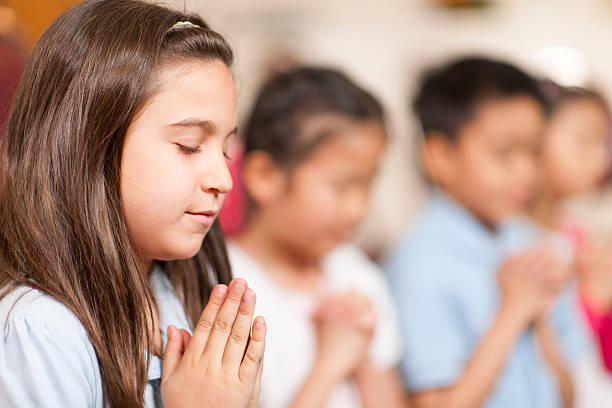 Sunday School Kids reading the bible in Sunday School. praying child christianity family stock pictures, royalty-free photos & images