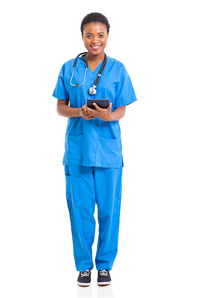 jovem enfermeira africano com tablet computador - nurse scrubs isolated doctor - fotografias e filmes do acervo