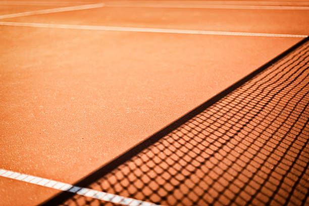 rede de tênis na quadra de argila sombra ao ar livre - court side view outdoors net - fotografias e filmes do acervo