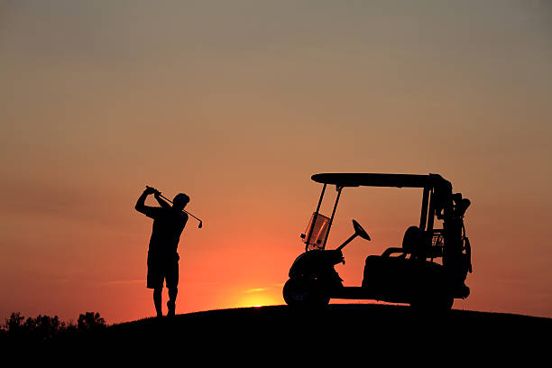 golfista senior con cesta de bisagra golf club - golf action silhouette balance fotografías e imágenes de stock