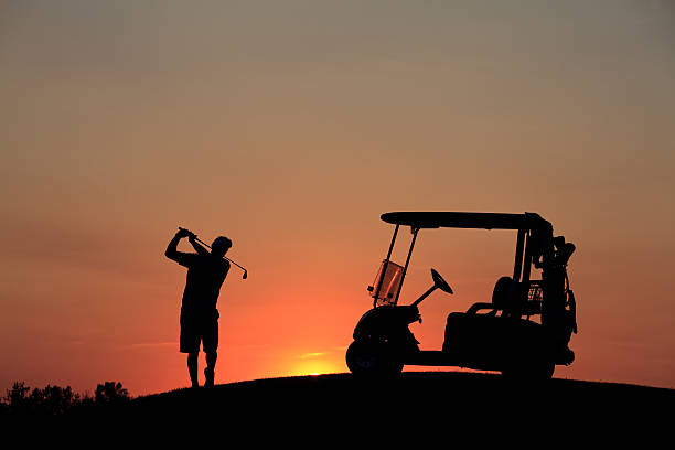 jogador de golfe sênior balançar clube de golfe com carrinho de - golf action silhouette balance - fotografias e filmes do acervo