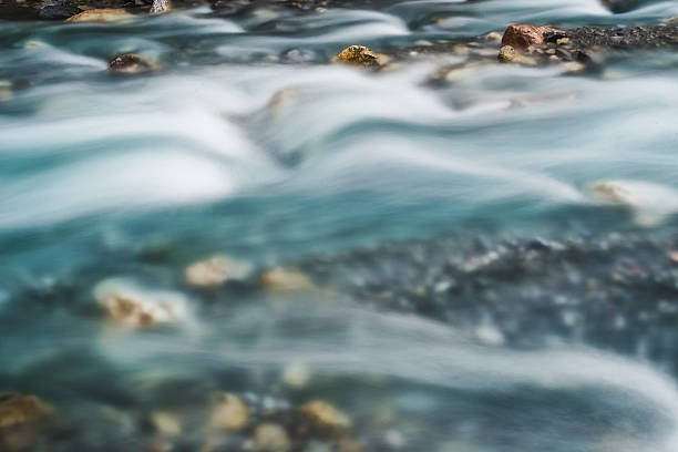 sfocato superficie dell'acqua - flowing water river spring water foto e immagini stock