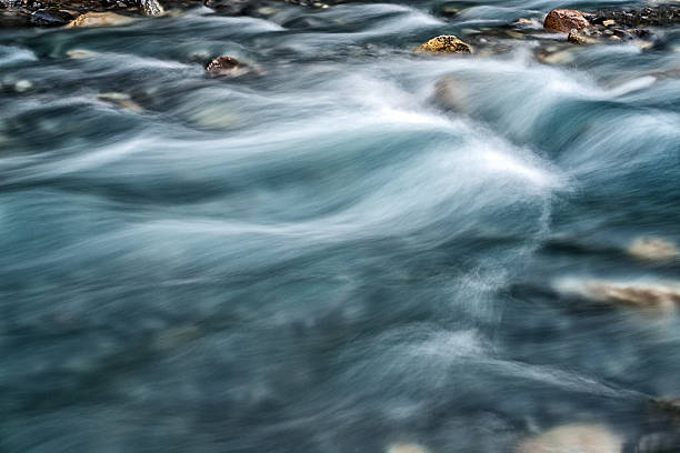 riverside - stone rock river pebble - fotografias e filmes do acervo