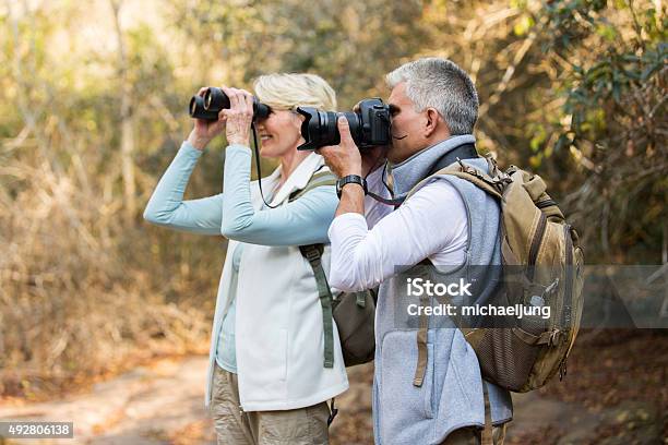 Senior Escursionisti A Valle Di Montagna - Fotografie stock e altre immagini di Fotografo - Fotografo, 2015, Abbigliamento casual