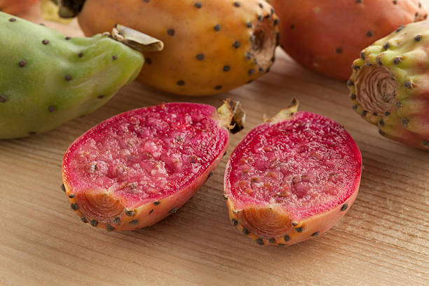 figos da peras frescas maduras - prickly pear fruit fotos imagens e fotografias de stock