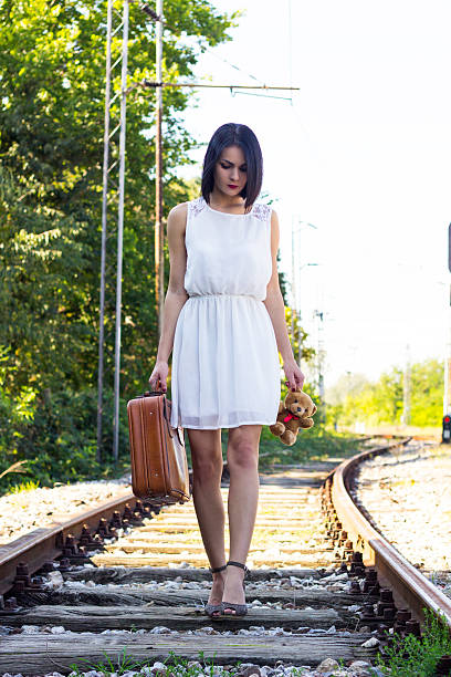 fuß auf bahnhof - leaving loneliness women railroad track stock-fotos und bilder