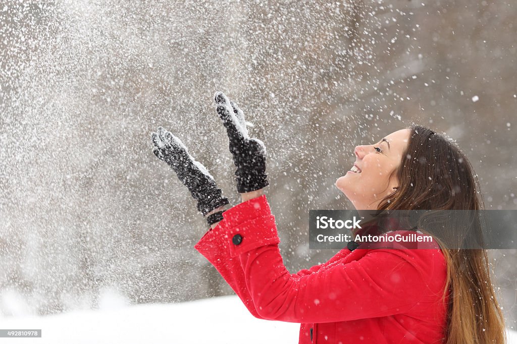 Frau in Rot werfen Schnee in der Luft im winter - Lizenzfrei Frauen Stock-Foto