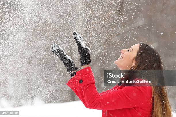 Frau In Rot Werfen Schnee In Der Luft Im Winter Stockfoto und mehr Bilder von Frauen - Frauen, Winter, Schnee