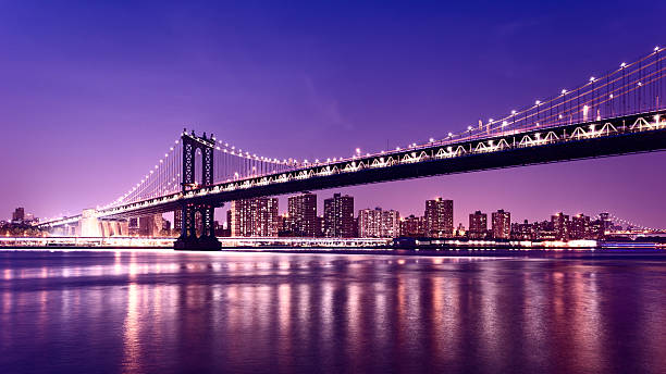 bridge e manhattan o horizonte de manhattan à noite, nova iorque - manhattan bridge imagens e fotografias de stock