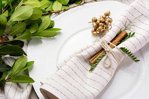 istock elegant place setting white and gold, with garland 492813048