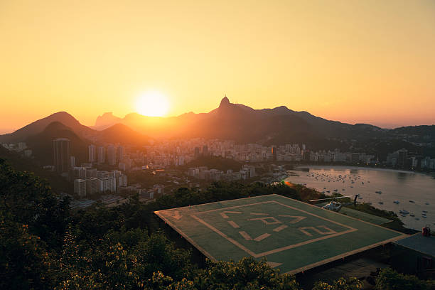 coucher de soleil de rio de janeiro - sugarloaf mountain flash photos et images de collection